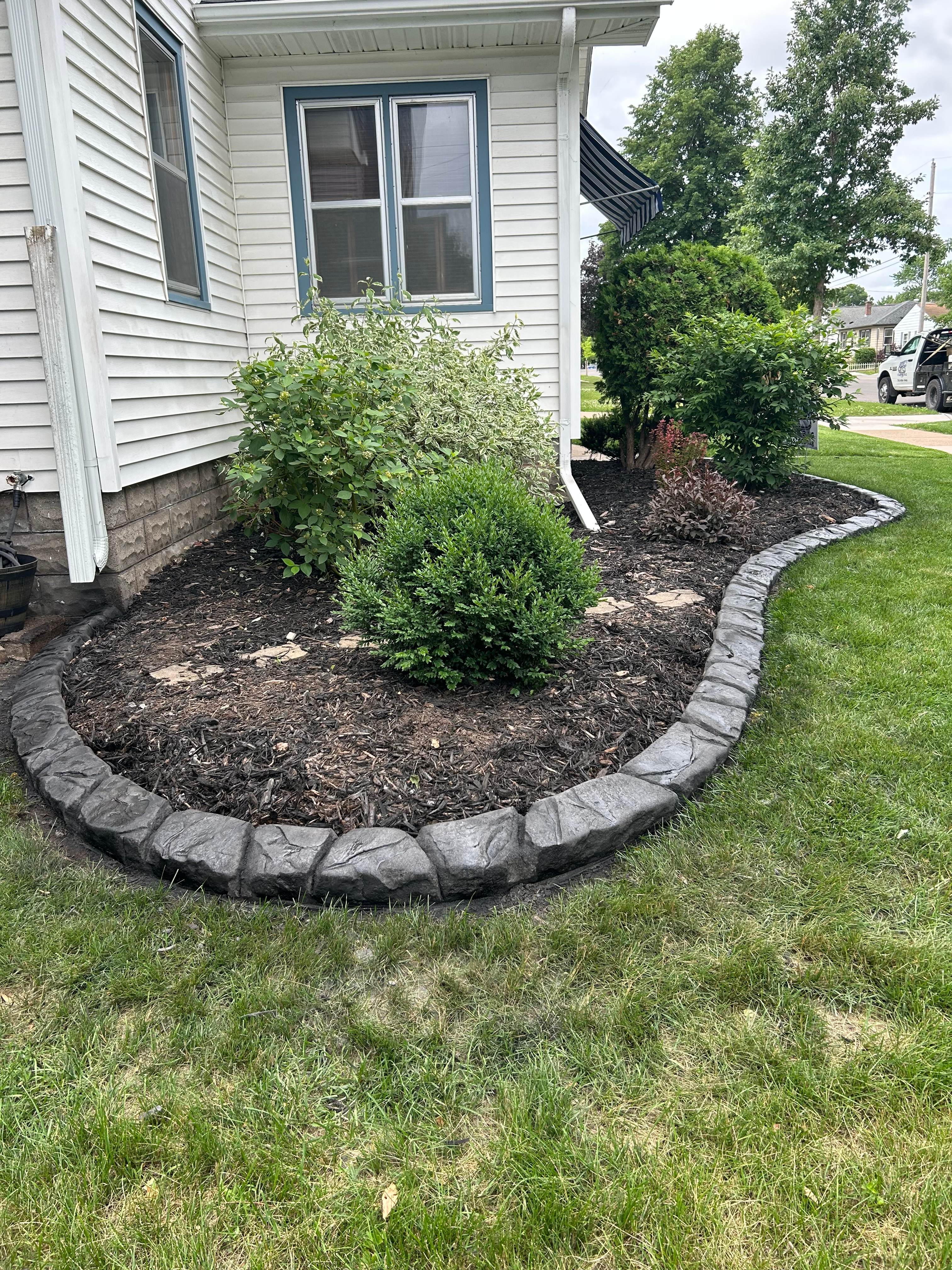 Dark stone pattern decorative curbing